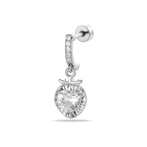 Élégant piercing d'oreille fraise en argent avec pendentif en cristal en forme de cœur