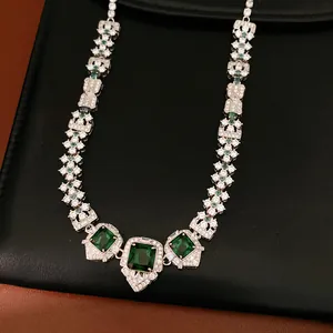 Gros plan détaillé sur un collier vintage avec des zircons carrés vert émeraude élégant