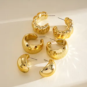 Detailansicht eines 6-teiligen goldenen Ohrring-Sets mit gerippten und glatten Oberflächen.