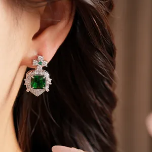 Élégantes boucles d'oreilles vintage en zircon vert émeraude portées à l'oreille