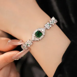 Gros plan d'un bracelet vintage argenté avec zircon vert émeraude carré et pierres CZ micro
