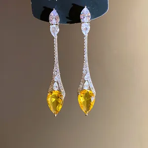 Élégantes boucles d'oreilles en zircon goutte jaune avec placage en or 18 carats.