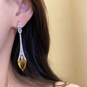 Détail d'une boucle d'oreille élégante plaquée or 18 carats avec zircon jaune.