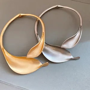 Matte Alloy Flower Choker Necklace For Women Vintage European American Style Leaf Statement Neckpiece Light Luxury Jewelry