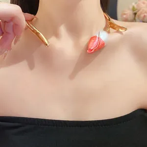 Elegante gouden tulp choker ketting met een roze en wit gespoten bloemknop ontwerp
