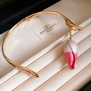 Minimalistische gouden choker ketting met een roze en witte tulpenknop bloemhanger