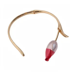 Elegante gouden choker ketting met een delicate roze tulpenknop bloem hanger voor dames