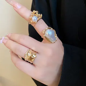 Bagues de déclaration avec perles surdimensionnées et texture dorée irrégulière