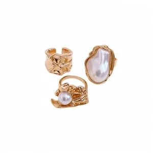 Ensemble de bagues dorées avec perles baroques et design ondulé minimaliste pour femmes