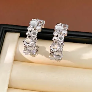 Eleganti orecchini in argento a forma di C con perle di resina e zirconi scintillanti.