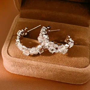 Eleganti orecchini a forma di C in argento con zirconi e pietre in resina in scatola lusso.