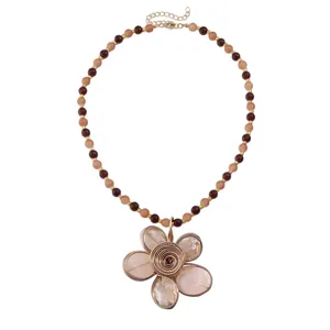 Collana di perle di cristallo retrò con ciondolo a fiore in filo metallico da donna.