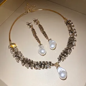 Parure collier et boucles d'oreilles feuilles vintage avec perles baroques et cristaux