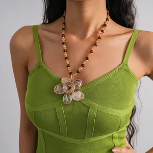 Primo piano di una collana vintage in perline di cristallo con ciondolo a fiore