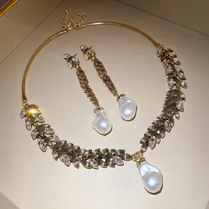 Parure de bijoux vintage en feuilles dorées avec cristaux marquise et perles baroques