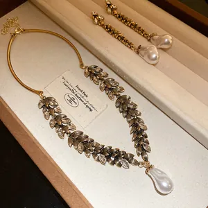 Détail rapproché d'un ensemble de bijoux vintage en forme de feuilles et d'épis