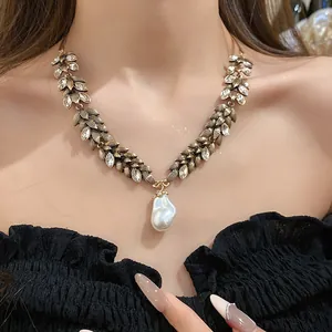 Collier vintage doré en épis de blé avec un grand pendentif en perle baroque chic