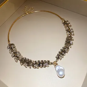 Collier ras-du-cou vintage en feuilles de blé dorées avec pendentif perle baroque