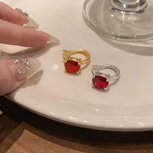 Orecchini a clip con zircone rosso tondo placcato oro 18k, design vintage senza buco