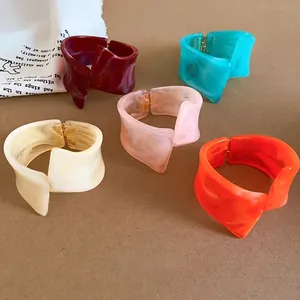 Elegante juego de pulseras de resina geométricas irregulares en cinco colores vivos