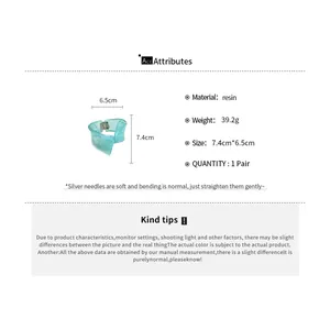 Especificaciones detalladas de tamaño y peso para este brazalete de resina irregular.