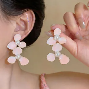 Elegante Roze Geëmailleerde Bloem Oorknopjes Met Kunstparels Koperen Bloem Dessin High-End Accessoires Voor Dames Sieraden