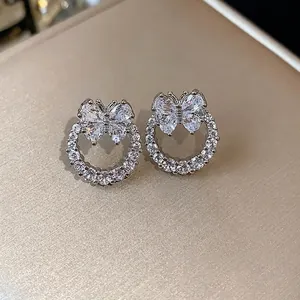 Eleganti orecchini a lobo a farfalla in zircone con alone scintillante