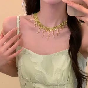 Gros plan d'un collier de fleurs en perles fait main porté par un mannequin féminin