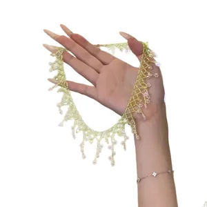 Collier ras de cou fait main style forêt avec délicates fleurs en perles et accents