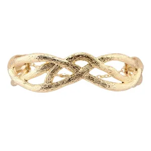 Luxurious gold metallic wrinkled twisted choker necklace for elegant stylish women