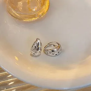 Élégantes boucles d'oreilles argentées style français motif nid d'abeille zircon