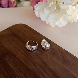 Élégantes boucles d'oreilles créoles géométriques style français avec zircons et argent