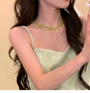 Vue détaillée d'un collier de fleurs en perles fait main de style Mori doux