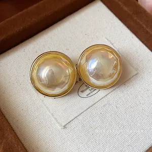 Elegante Franse vintage stijl 14K vergulde grote parel oorknopjes in bruine doos