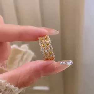 Dettaglio ravvicinato di un anello in zircone vintage stile francese con bordo pizzo
