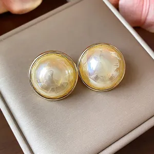 Franse vintage ronde pareloorknopjes met 14K goud vergulde afwerking voor dames