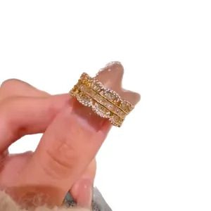 Elegante anello aperto vintage francese dorato con design in pizzo di zirconi scintillanti