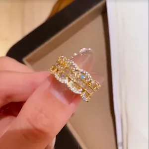 Dettaglio ravvicinato di un anello d'oro in stile vintage francese con pietre di zircone.