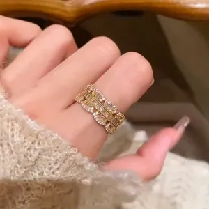 Primo piano di un anello vintage francese dorato con zirconi al dito