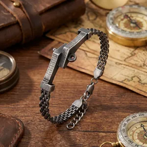 Detail van gevlochten roestvrijstalen armband in antiek zilver met industrieel ontwerp