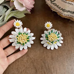 Pendientes de margaritas hechos a mano con agujas de plata S925 para un estilo fresco