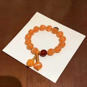 Elegante bracciale di pietre occhio di gatto arancione Maillard con dettagli dorati