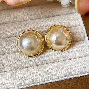 Macrodetail van 14K vergulde pareloorknopjes met een iriserende vintage glans