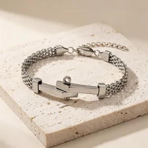Detailopname van een trendy roestvrijstalen gevlochten armband met haaksluiting.