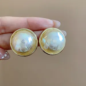 Vintage vergulde ronde oorbellen met iriserende parel details