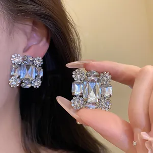 Detailansicht großer quadratischer Strass-Ohrclips mit luxuriösen Kristall-Clustern