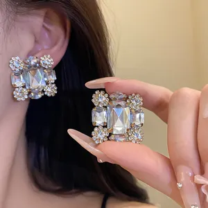 Luxuriöse Detailaufnahme von quadratischen Strass-Clip-Ohrringen mit funkelnden klaren Kristallen