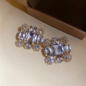 Nahaufnahme von funkelnden übergroßen quadratischen Kristall-Clip-Ohrringen für Luxus-Stil