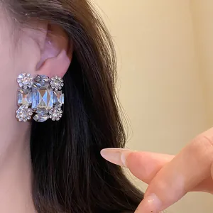 Detailansicht der quadratischen Strass-Ohrclips mit funkelndem und exquisitem Design