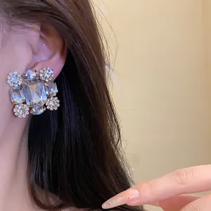 Nahaufnahme von eleganten quadratischen Strass-Ohrclips an einem Modell für Modedetails